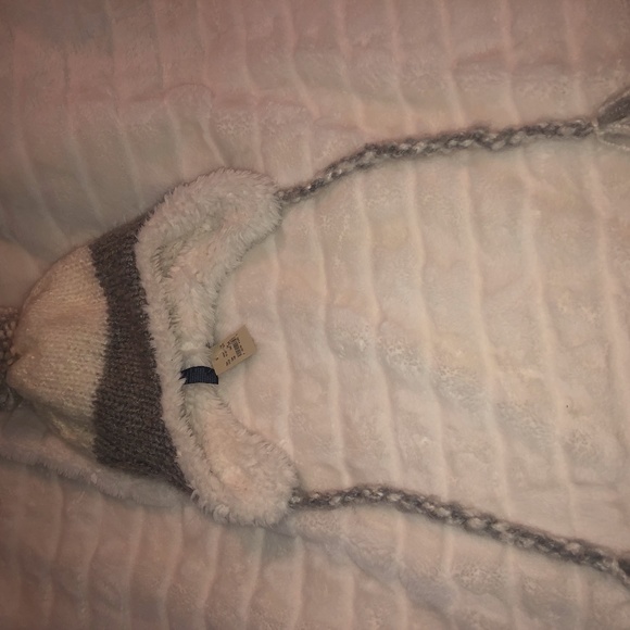 American Eagle Outfitters Pom-Pom Winter Hat - Picture 2 of 4